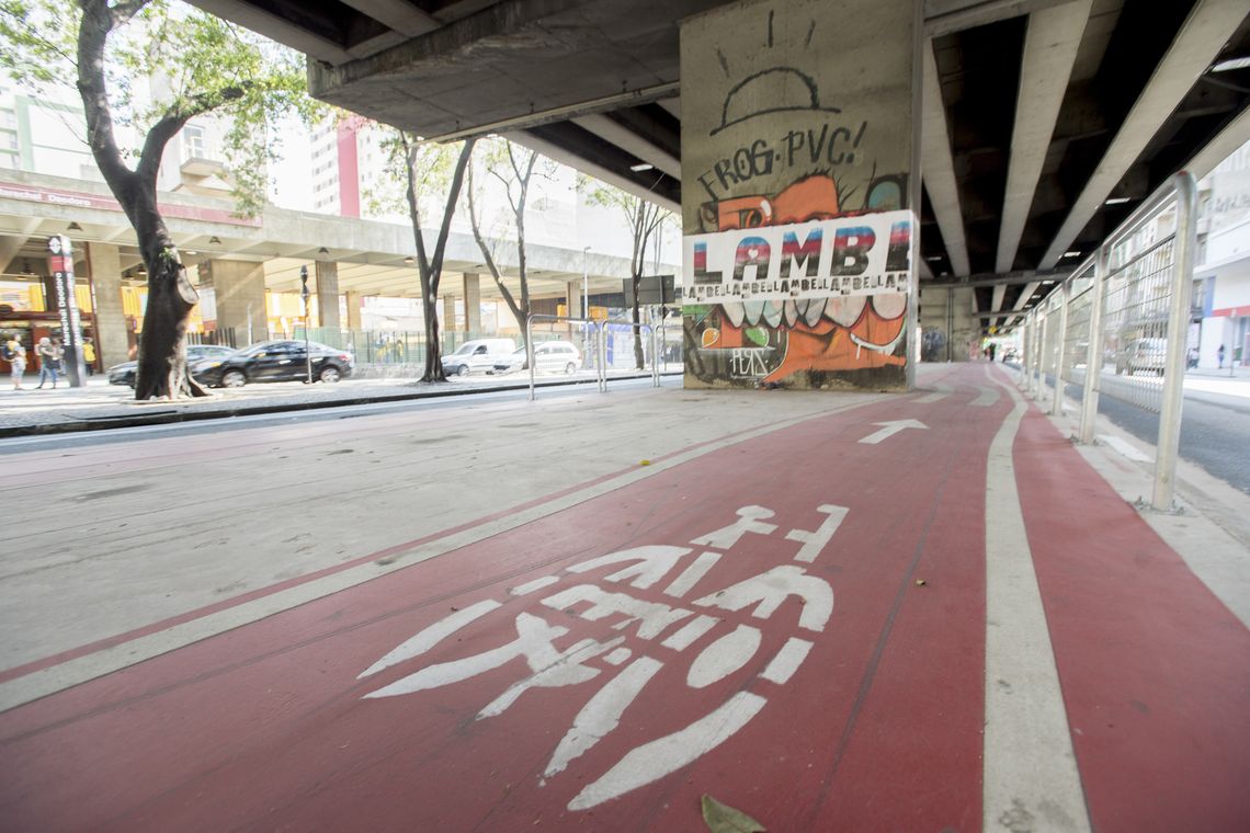 Marcelo Camargo/Agência Brasil Com 2,7 quilômetros de extensão e ligação com 11 outras ciclovias, a ciclovia da Avenida Paulista permite que o ciclista percorra vias exclusivas da Zona Oeste até a Zona Sul da cidade (Marcelo Camargo/Agência Brasil)