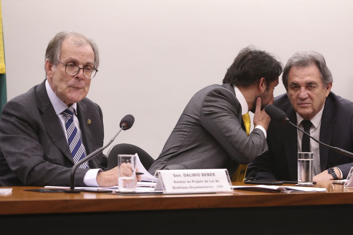 Valter Campanato/Agência Brasil O relator da Lei de Diretrizes Orçamentárias para 2019, senador Dalírio Beber, o presidente da Comissão, deputado Mário Negromonte Jr. e o relator geral da LDO, senador Waldemir Moka durante reunião da Comissão Mista de Orçamento.