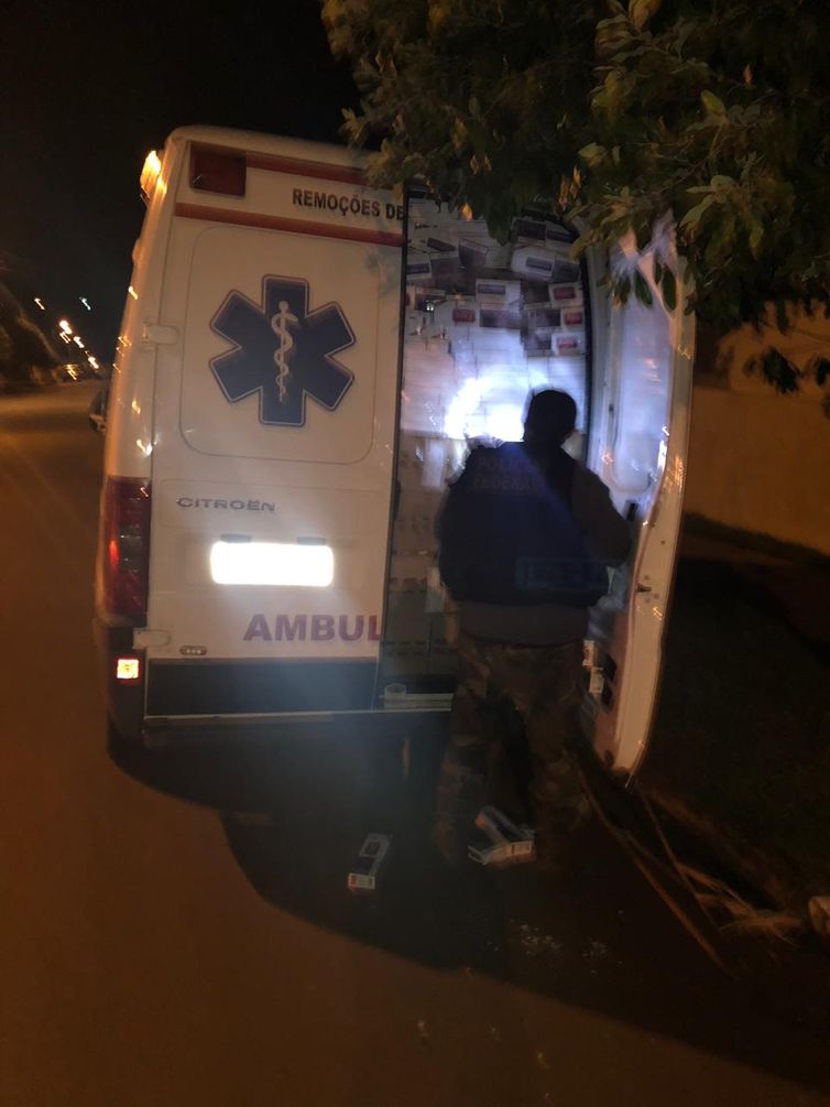 Ao verificar a ambulância, os policiais federais um carga de cigarros contrabandeados do Paraguai