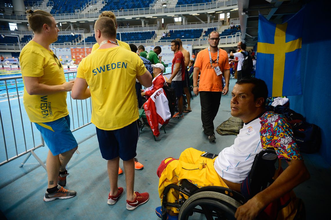 Fernando Frazão/Agência Brasil Rio de Janeiro - Nadadores e equipes na área de atletas do Estádio Aquático do Parque Olímpico, em Jacarepaguá, durante evento-teste de natação paralímpica (Fernando Frazão/Agência Brasil)