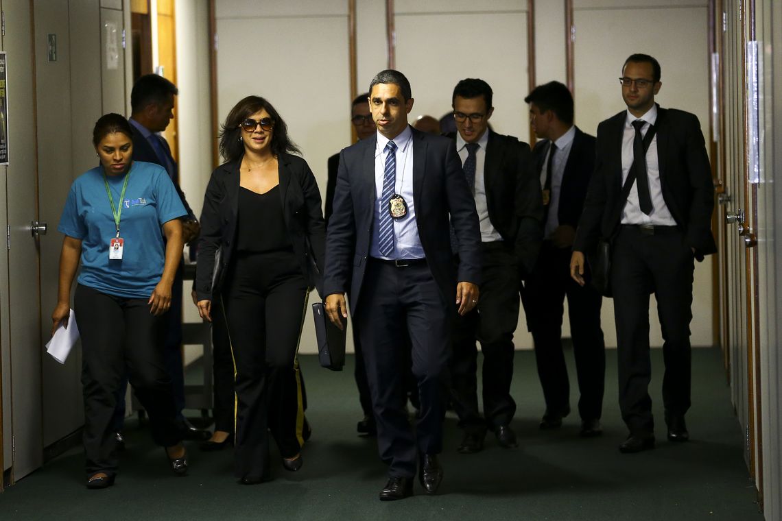 Marcelo Camargo/Agência Brasil Agentes da polícia federal deixam o gabinete do deputado Sérgio Souza, após realizarem busca e apreensão.