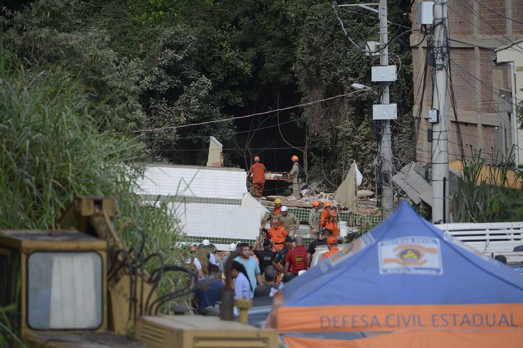 Trabalho de resgate no desabamento de dois prédios na comunidade da Muzema, na zona oeste da cidade do Rio de Janeiro, deixou mortos e feridos.