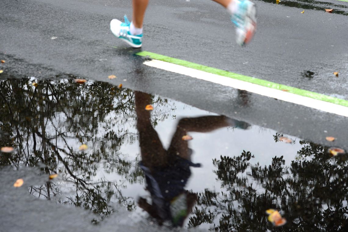 Tânia Rêgo/Agência Brasil Rio de Janeiro - Sob chuva forte atletas da maratona masculina passam pelo aterro do Flamengo (Tânia Rêgo/Agência Brasil)