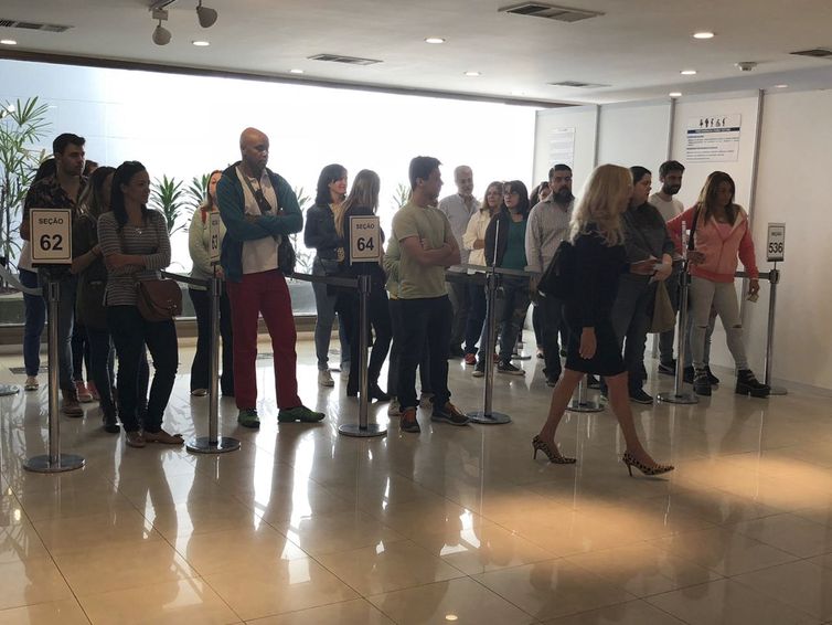 Em Buenos Aires, brasileiros votam na embaixada em clima tranquilo.