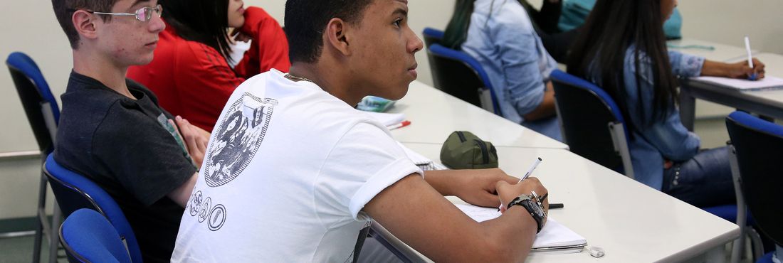 Alunos de escola pública Alunos de escola pública