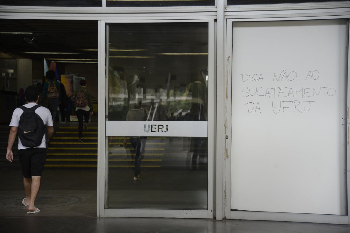 Tânia Rêgo/Agência Brasil Rio de Janeiro - Universidade do Estado do Rio de Janeiro aguarda verba para manutenção de equipamento no edifício do campus Maracanã (Tânia Rêgo/Agência Brasil)