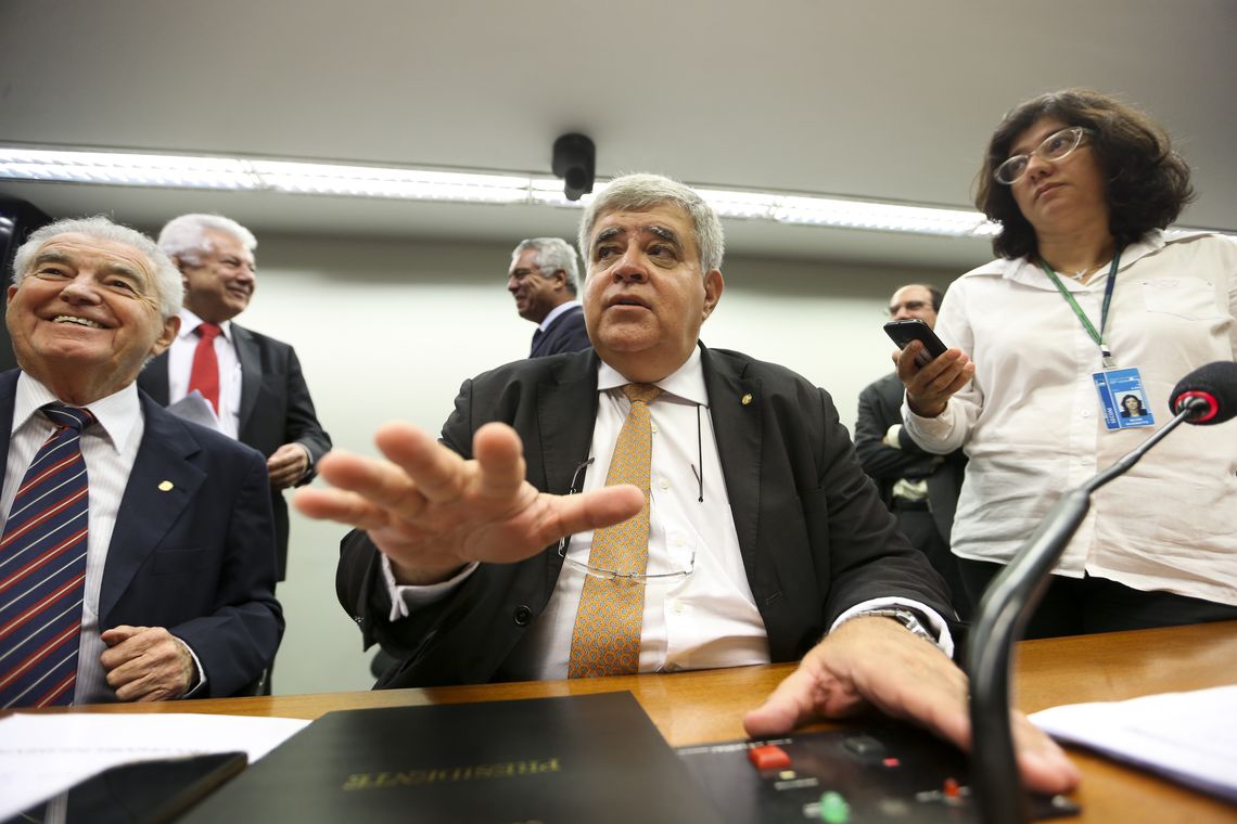 Marcelo Camargo/Agência Brasil Brasília - O presidente da comissão especial da reforma da Previdência Social, Carlos Marun, fala à imprensa após adiamento da sessão para discutir a PEC 287/17
(Marcelo Camargo/Agência Brasil)
