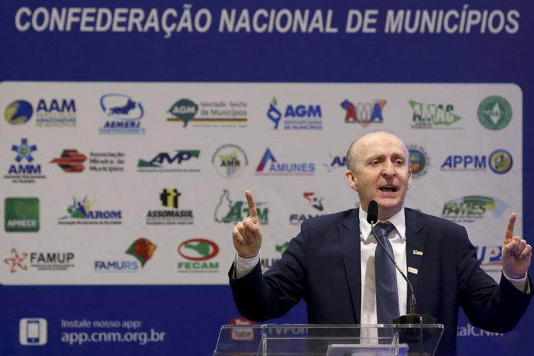 O presidente da CNM, Glademir Aroldi participa do Encontro dos Municípios Brasileiros.