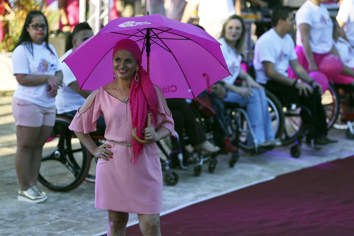 José Cruz/Agência Brasil Brasília - Mulheres com câncer de mama participam de desfile como parte das atividades do Outubro Rosa, mês de conscientização sobre a doença (José Cruz/Agência Brasil)