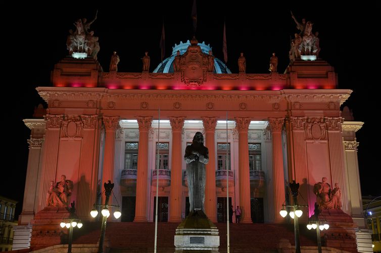 O Palácio Tiradentes, sede da Assembleia Legislativa do Estado do Rio de Janeiro, recebe iluminação especial como parte da campanha Outubro Rosa, de conscientização e combate ao câncer de mama. 