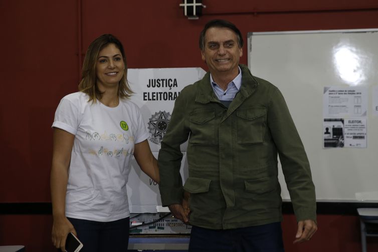 Acompanhado de agentes da PF e da mulher, o candidato à Presidência da República pelo PSL, Jair Bolsonaro, vota  na Escola na Municipal Rosa da Fonseca, na Vila Militar, no Rio de Janeiro.