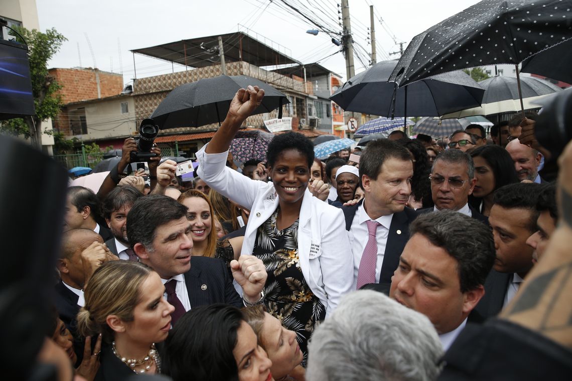 Fernando Frazão/Agência Brasil A advogada Valéria Lúcia dos Santos, que foi algemada e presa durante uma audiência no exercício da profissão, e o presidente do Conselho Federal da OAB, Claudio Lamachia, durante ato em frente ao Fórum de Duque de Caxias.