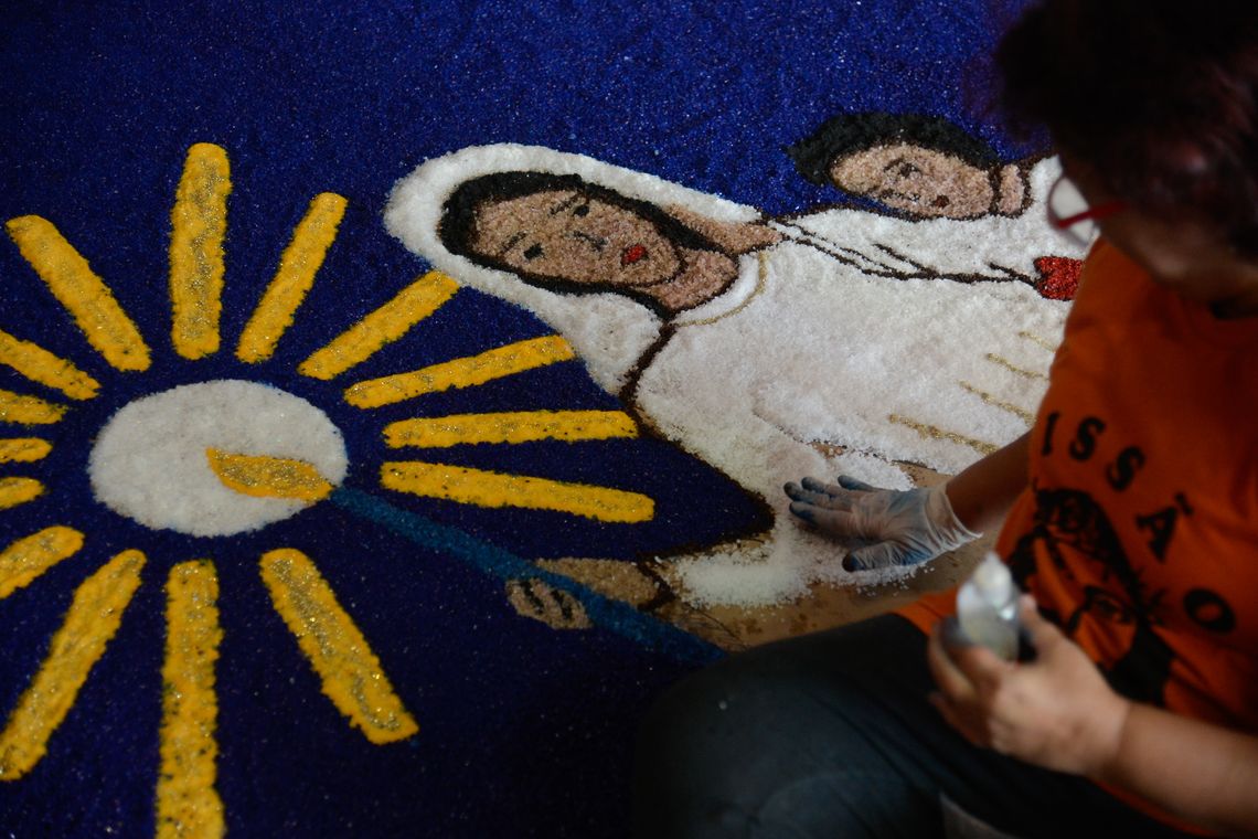 Fernando Frazão/Agência Brasil Rio de Janeiro - Confecção dos tapetes de sal de Corpus Christi na Catedral Metropolitana, no centro da cidade (Fernando Frazão/Agência Brasil).