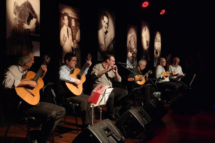 Rio de Janeiro - A premiação do Festival de Música Rádios MEC e Nacional 2016 teve apresentação do grupo de choro Época de Ouro (Vladimir Platonow/Agência Brasil)Vladimir Platonow/Agência Brasil