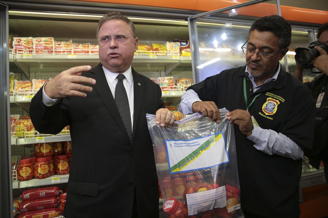 José Cruz/Agência Brasil Brasília - O ministro da Agricultura, Blairo Maggi, acompanha fiscalização de produtos derivados de carne em supermercados (José Cruz/Agência Brasil)