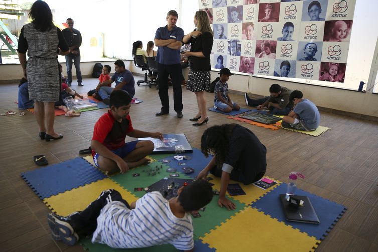 A Abrace, uma associação de assistência social a crianças e adolescentes com câncer e doenças hematológicas, em parceria com o Centro Universitário do Distrito Federal, lança jogos para divertir e conscientiza crianças com câncer.