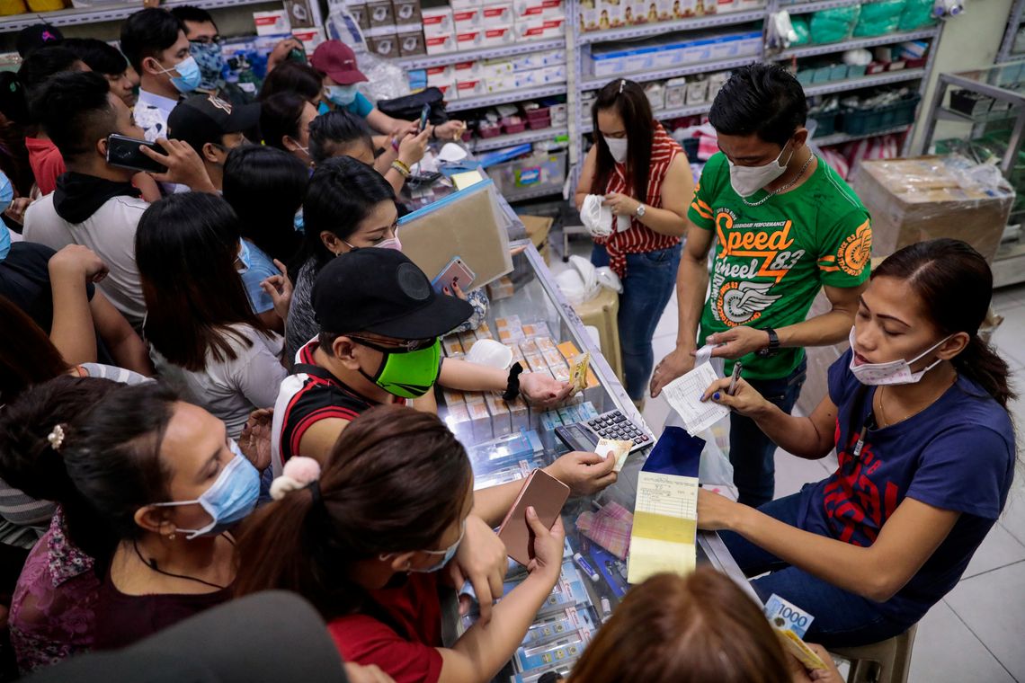 Pessoas compram máscara de proteção em Manila, capital das Filipinas, depois que o governo confirmou o primeiro caso no país REUTERS/Eloisa Lopez