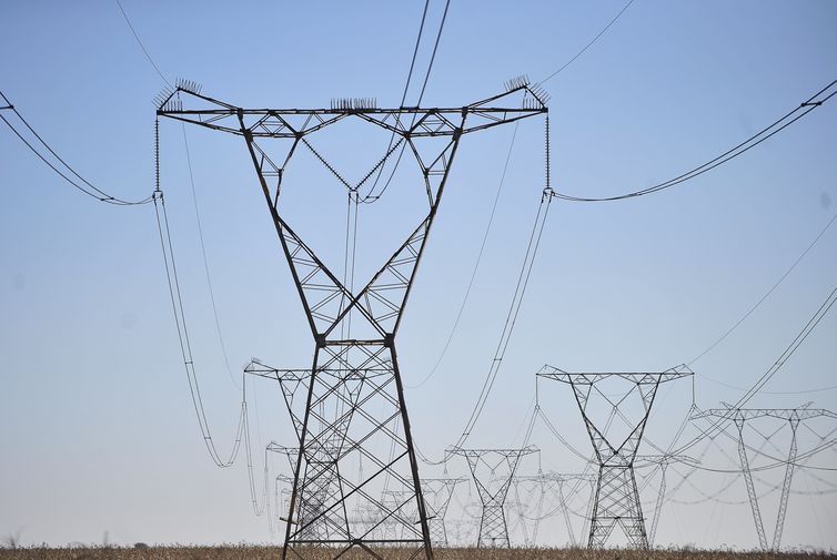 Linhas de transmissão de energia, energia elétrica.