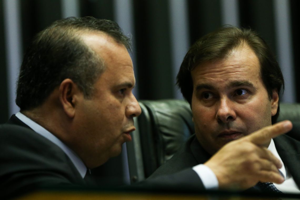 Marcelo Camargo/Agência Brasil Brasília - O relator da reforma trabalhista, Rogério Marinho, e o presidente da Câmara dos Deputados, Rodrigo Maia, durante sessão para votação da reforma (Marcelo Camargo/Agência Brasil)