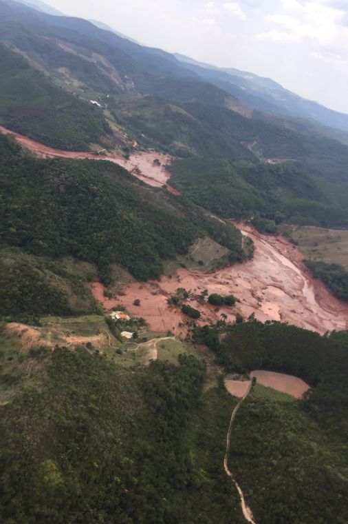 Corpo de Bombeiros/MG - Divulgação Mariana (MG) - barragem pertencente à mineradora Samarco se rompeu no distrito de Bento Rodrigues, zona rural a 23 quilômetros de Mariana, em Minas Gerais (Corpo de Bombeiros/MG - Divulgação)