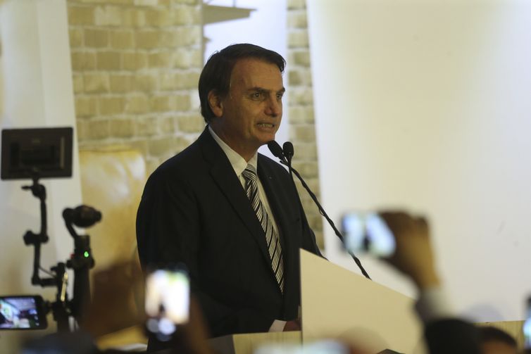 O presidente Jair Bolsonaro participa da solenidade de posse do deputado Alceu Moreira no cargo de presidente da Frente Parlamentar da Agropecuária, no Clube Naval de Brasília.