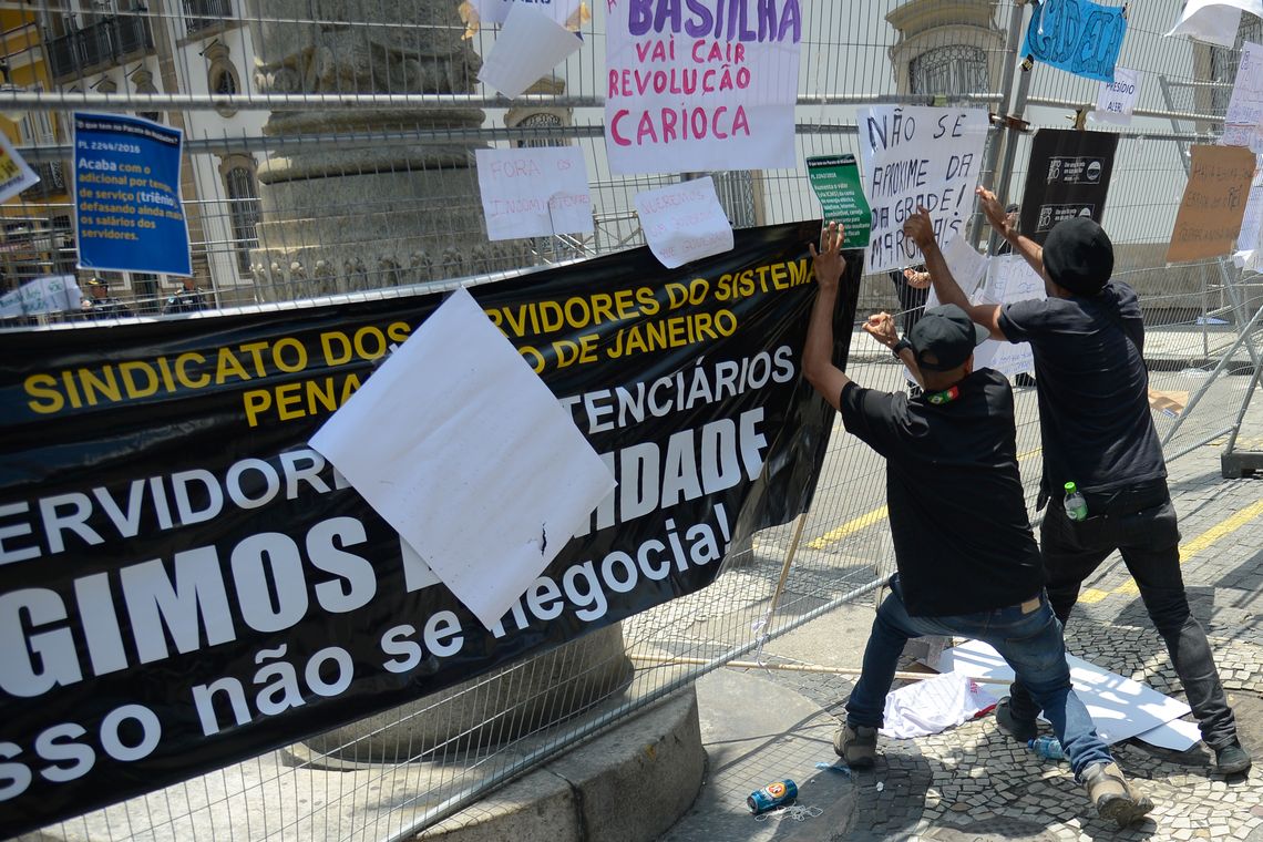 Tânia Rêgo/Agência Brasil Rio de Janeiro - Servidores protestam contra o pacote de cortes do governo do estado em frente ao prédio da Alerj (Tânia Rêgo/Agência Brasil)