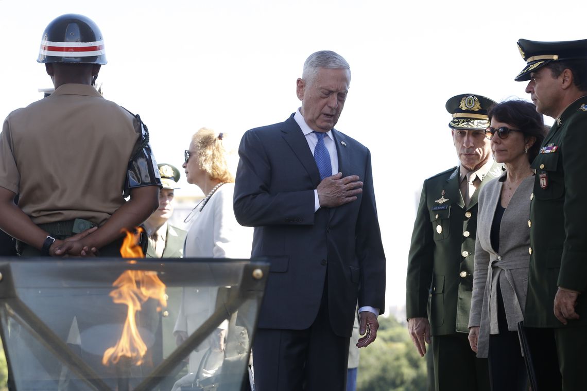 Tânia Rêgo/Agência Brasil O secretário de Defesa dos Estados Unidos, James Mattis, visita o Monumento Nacional aos Mortos na Segunda Guerra, no Aterro do Flamengo. zona sul do Rio de Janeiro.
