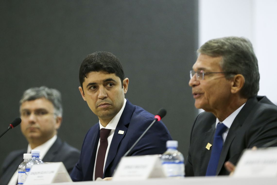 Marcelo Camargo/Agência Brasil Brasília: O ministro do Planejamento, Esteves Colnago, o ministro da Transparência e Controladoria-Geral da União (CGU), Wagner Rosário, e o ministro da Defesa, Joaquim Silva e Luna, durante o lançamento do novo Portal da Transparência do