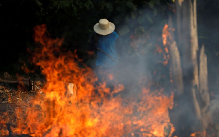 Um homem trabalha em um trecho de queimada da floresta amazônica, como está sendo desmatada por madeireiros e agricultores em Iranduba, Amazonas, Brasil, 20 de agosto de 2019. REUTERS / Bruno Kelly / 