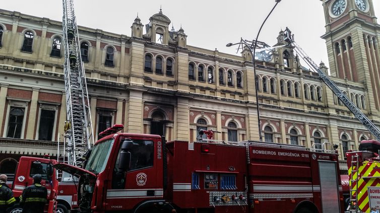 São Pauloo - Bombeiros combatem incêndio de grandes proporções no Museu da Língua Portuguesa (Daniel Mello/Agência Brasil)