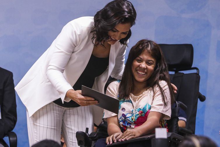 A primeira-dama Michelle Bolsonaro, participa da cerimônia de entrega de cadeiras de rodas da Rede de Cuidados à Pessoa com Deficiência, no hospital da criança em Brasília