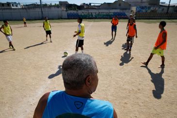 - Eu dou a eles um espelho de positividade, de sucesso, que é mais importante, diz Jairzinho, na Vila Olímpica do Sampaio, zona norte da cidade. - stro
