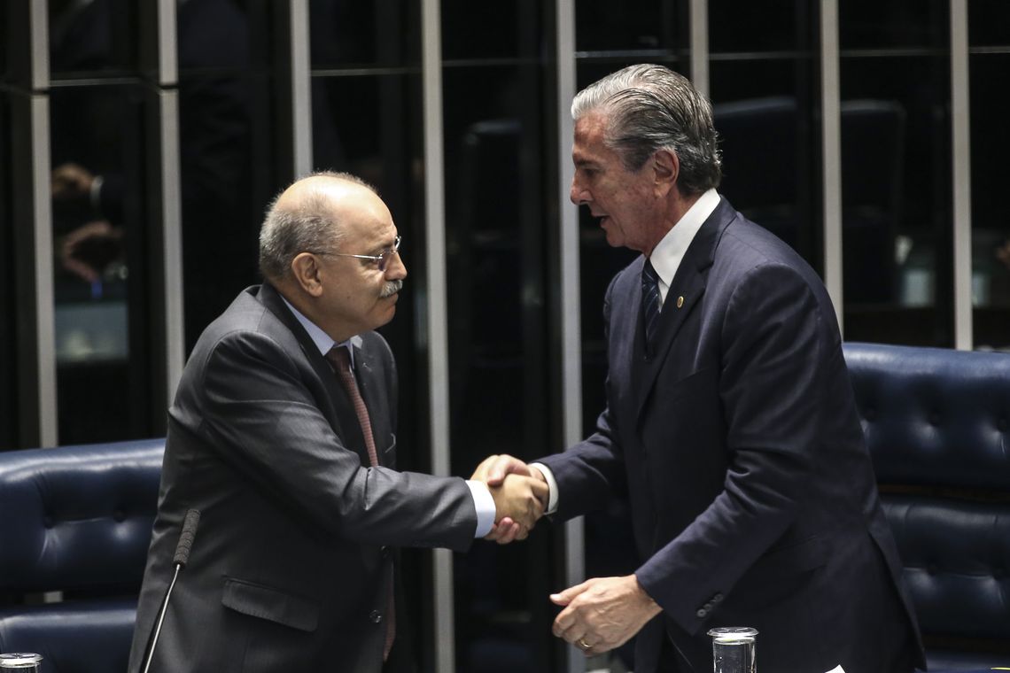 Antonio Cruz/Agência Brasil O ministro do GSI, Sérgio Etchegoyen, e o senador Fernando Collor participam da sessão solene do Senado em comemoração dos 80 anos de criação do Gabinete de Segurança Institucional (GSI) da Presidência da República.