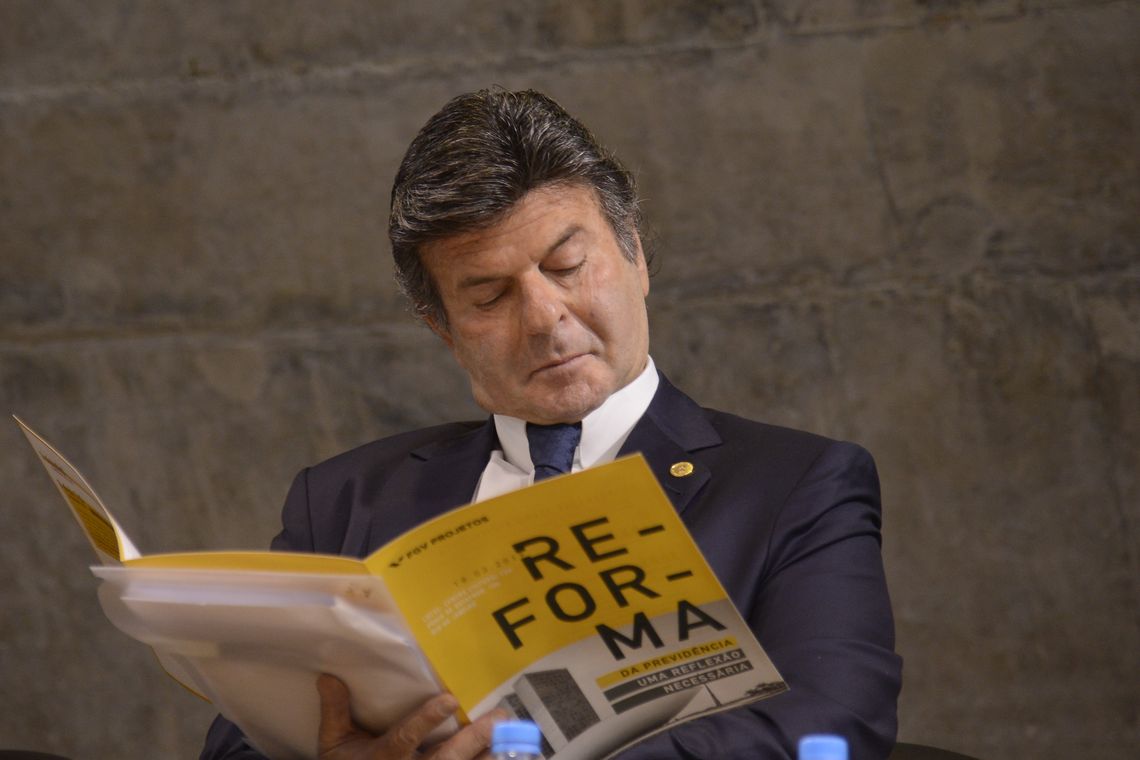 Tânia Rêgo/Agência Brasil O vice-presidente do Supremo Tribunal Federal (STF), Luiz Fux, participa do seminário Reforma da Previdência - uma Reflexão Necessária, no Centro Cultural da FGV, no Rio de Janeiro.