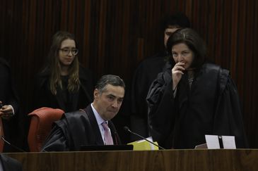O ministro Roberto Barroso e a Procuradora Geral da República, Raquel Dodge durante julgamento do pedido de registro de candidatura de Luiz Inácio Lula da Silva para a presidência da República nas eleições de outubro, no TSE.
