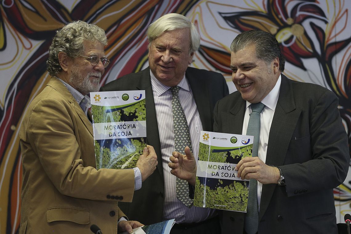 José Cruz/Agência Brasil Brasília - O ministro do Meio Ambiente, Sarney Filho, e o Grupo de Trabalho da Soja (GTS) anunciam os resultados do monitoramento por imagens de satélite dos plantios de soja no bioma Amazônia (José Cruz/Agência Brasil)
