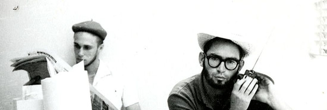 Estudantes ouvem rádio em Brasília no dia 1º de abril de 1964 Estudantes ouvem rádio em Brasília no dia 1º de abril de 1964