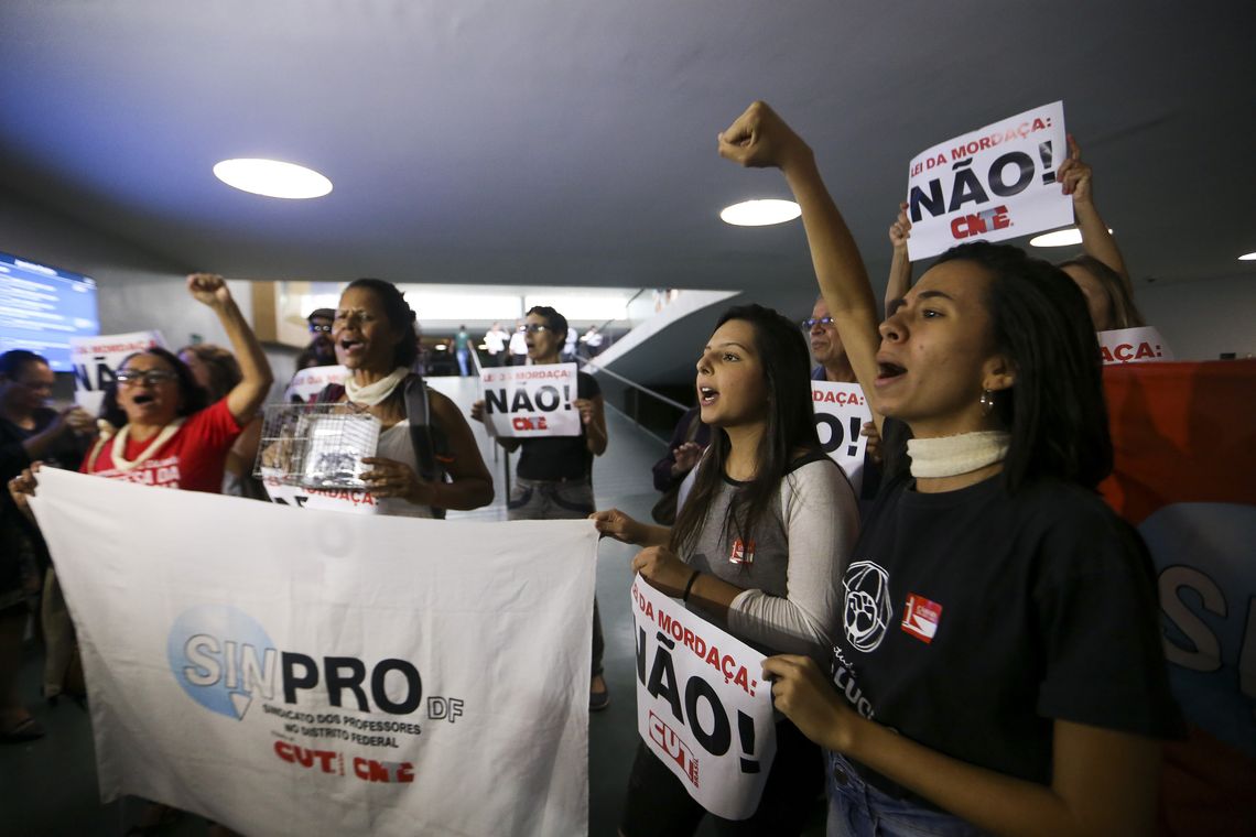 Marcelo Camargo/Agência Brasil Manifestantes contra o projeto de lei sobre a Escola sem Partido protestam durante reunião da Comissão Especial da Câmara que discute a matéria.