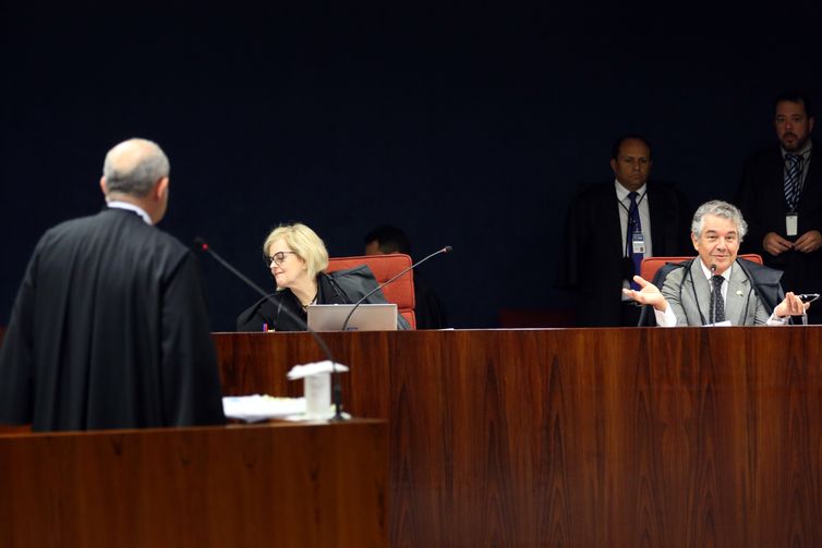 Brasília - Os ministro do STF, Rosa Weber e Marco Aurélio Mello durante reunião para julgar o inquérito em que o senador Aécio Neves é acusado de corrupção passiva e obstrução de Justiça