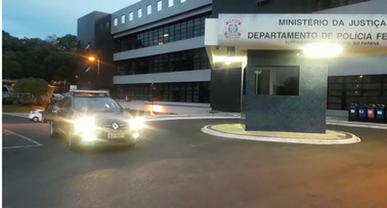Os policiais federais cumprem desde as primeiras horas de hoje sete mandados de busca e apreensão em Curitiba e Piraquara, no Paraná
