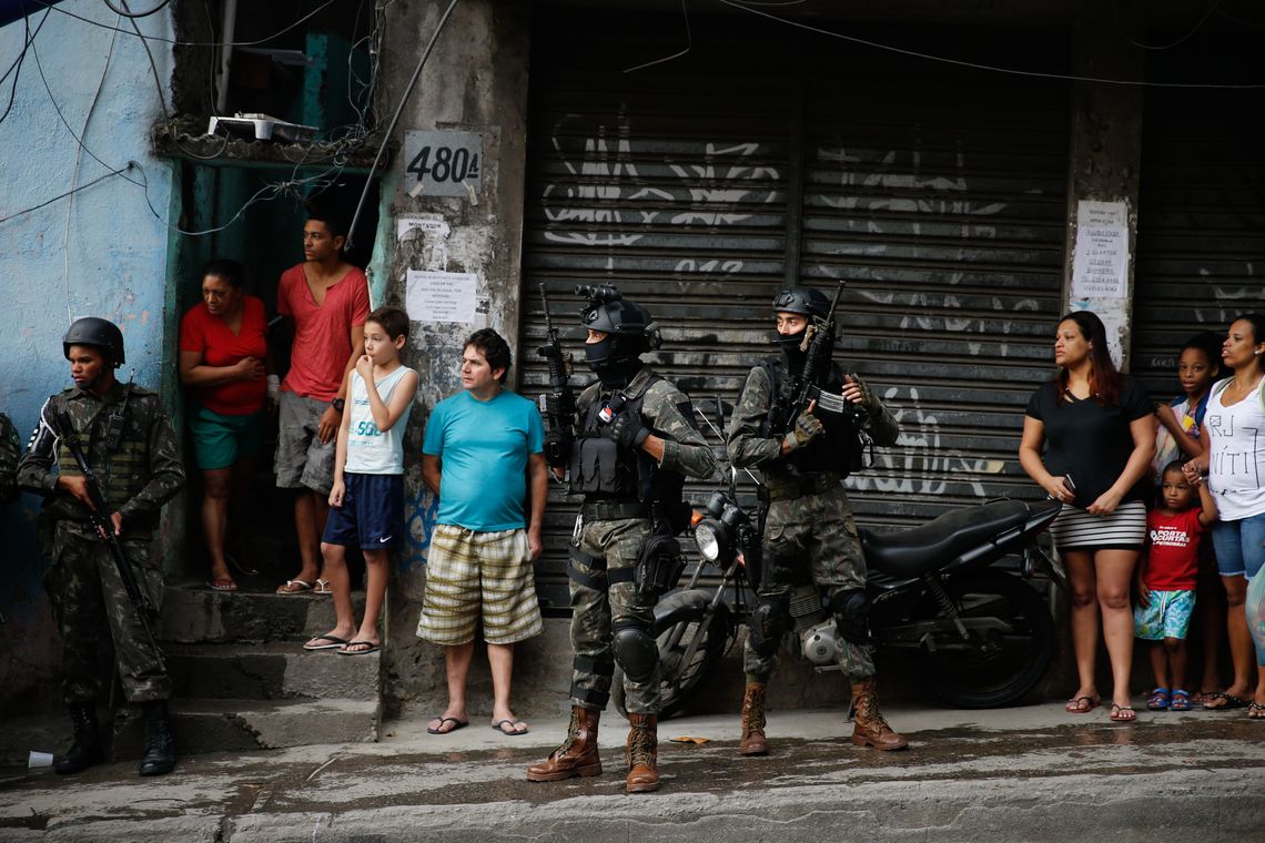 Fernando Frazão/Agência Brasil Rio de Janeiro - Militares fazem operação na favela da Rocinha após guerra entre quadrilhas rivais de traficantes pelo controle da área (Fernando Frazão/Agência Brasil)