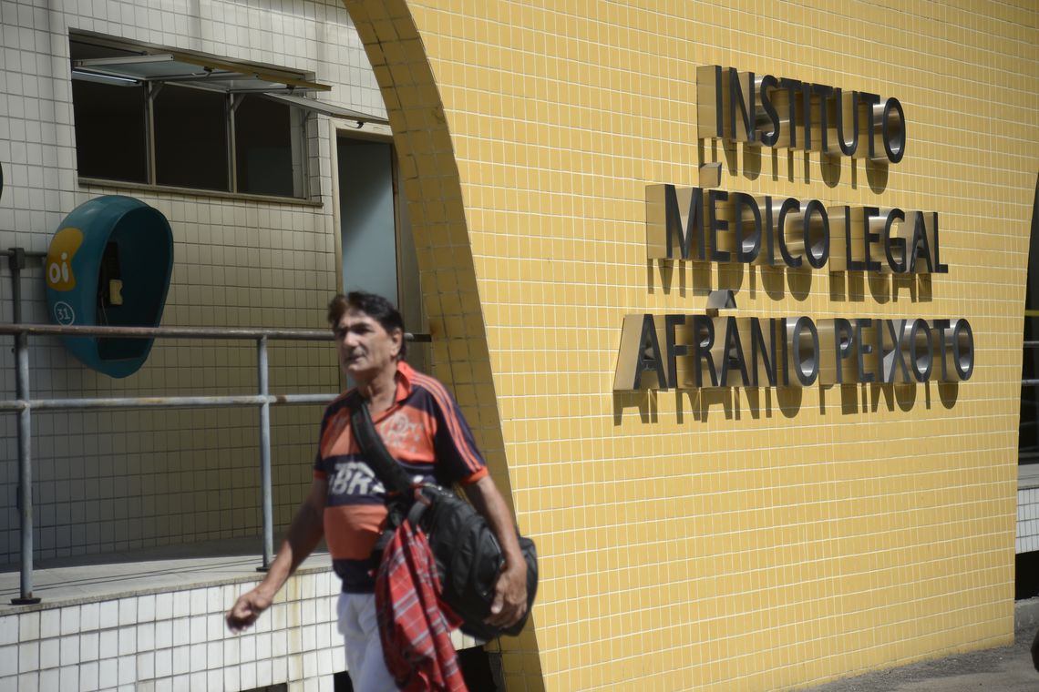 Tânia Rêgo/Agência Brasil Parentes de atletas mortos no incêndio no alojamento do Centro de Treinamento George Helal, conhecido como Ninho do Urubu, chegam ao Instituto Médico Legal (IML) para reconhecer corpos dos jogadores.