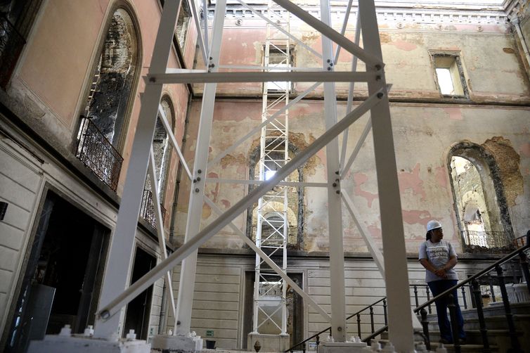 Tânia Rêgo/Agência Brasil UFRJ assina protocolo para reconstrução do Museu Nacional no Rio
