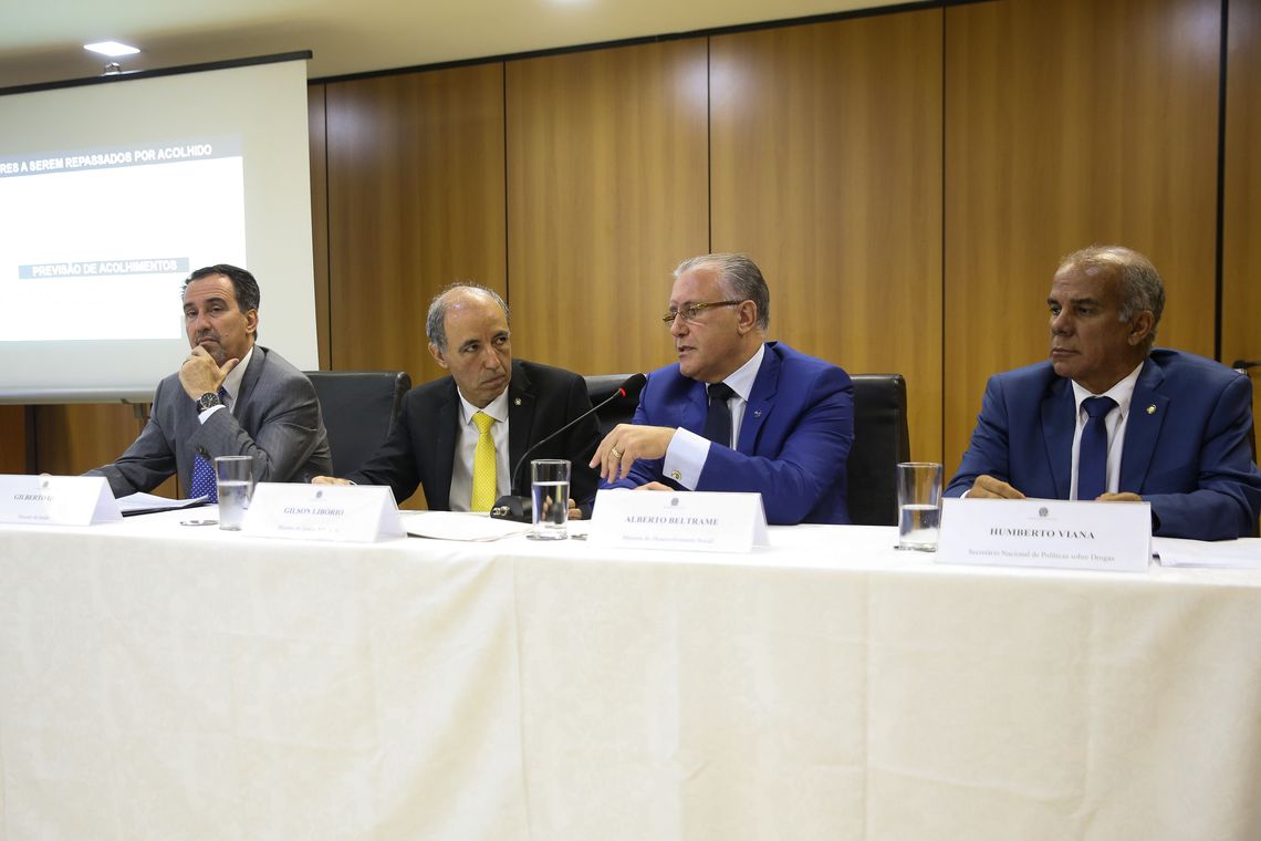 Marcelo Camargo/Agência Brasil O ministro Gilberto Occhi (Saúde), o secretário executivo Gilson Libório (MJ), o ministro Alberto Beltrame (MDS), e o secretário nacional de Políticas sobre Drogas, Humberto Vianna, laçam projeto para acolher 12 mil dependentes químicos.