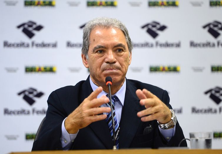 Brasília - O supervisor nacional do Imposto de Renda, Joaquim Adir, divulga detalhes do preenchimento da Declaração do Imposto de Renda Pessoa Física 2016, relativo ao exercício de 2015 (Elza Fiuza/Agência Brasil)/Elza Fiuza/Agência Brasil Brasília - O supervisor nacional do Imposto de Renda, Joaquim Adir, divulga detalhes do preenchimento da Declaração do Imposto de Renda Pessoa Física 2016, relativo ao exercício de 2015 (Elza Fiuza/Agência Brasil)