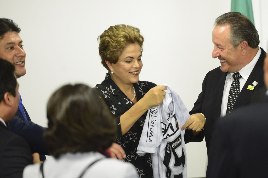 José Cruz/Agência Brasil Brasília - A presidenta Dilma Rousseff participa da solenidade de assinatura de contratos de patrocínio de futebol (José Cruz/Agência Brasil)