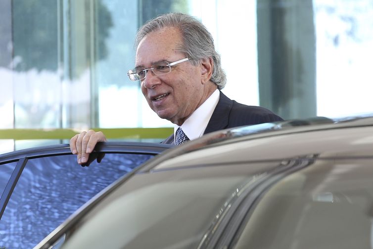 O ministro da economia, Paulo Guedes, cumprimenta os jornalistas ao chegar no ministério da economia.