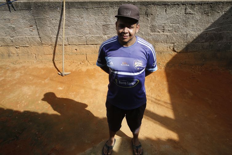 Distrito de Barra Longa. A comunidade foi parcialmente encoberta pela lama que chegou pelo rio Gualaxo do Norte. Na foto, Antônio Marcos da Costa, morador de Gesteira.