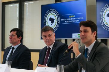 O ministro da Justia e Segurana Pblica; Sergio Moro, o diretor tcnico-cientfico da Polcia Federal, Fbio Salvador e o coordenador da Rede Integrada de Bancos de Perfis Genticos (RIBPG) da Senasp/MJSP; Guilherme Jaques, durante coletiva