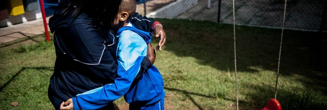 Menino com autismo Alunos da Associação dos Amigos da Criança Autista (AUMA), na zona norte de São Paulo, realizam diversas atividades pedagógicas.
